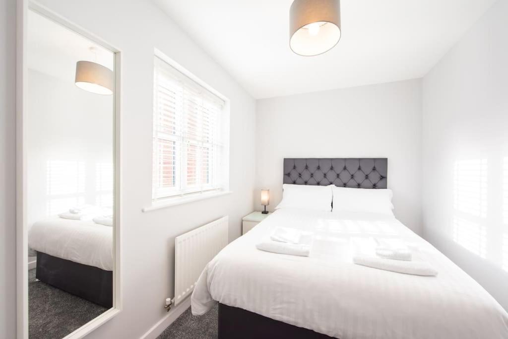 Two Double Bed Coach House With Parking Fast Wifi *