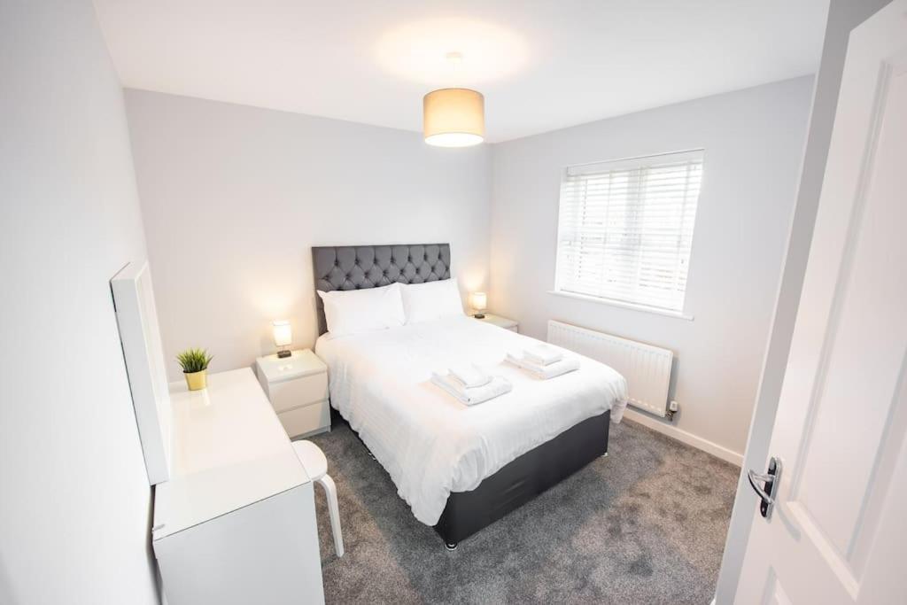 Two Double Bed Coach House With Parking Fast Wifi Apartment *