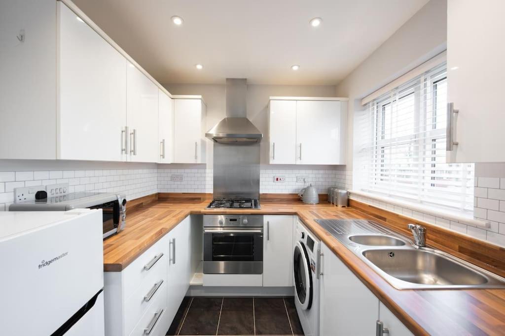 Two Double Bed Coach House With Parking Fast Wifi Apartment Colchester