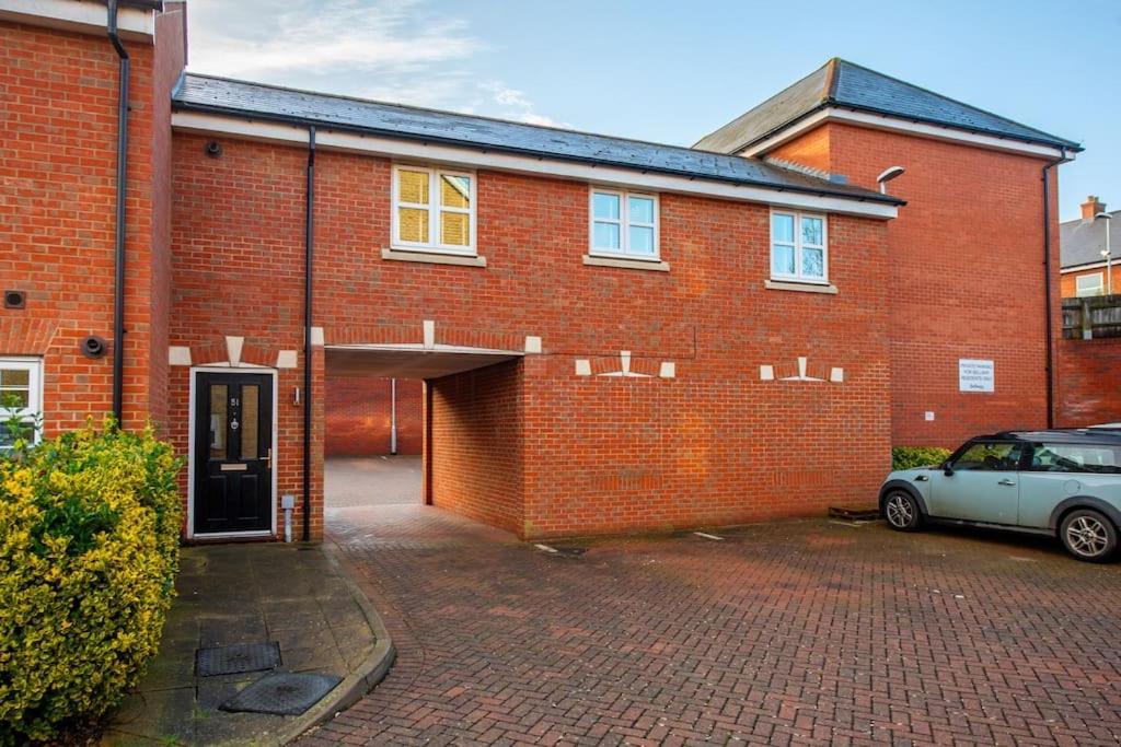 Two Double Bed Coach House With Parking Fast Wifi Apartment *