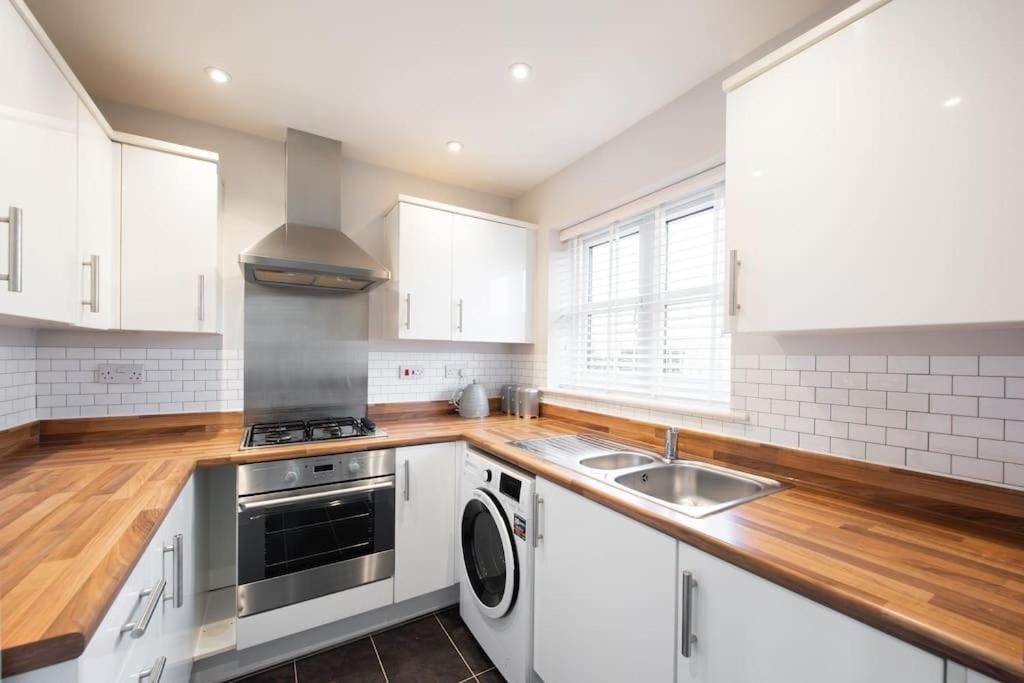 Two Double Bed Coach House With Parking Fast Wifi Apartment Colchester