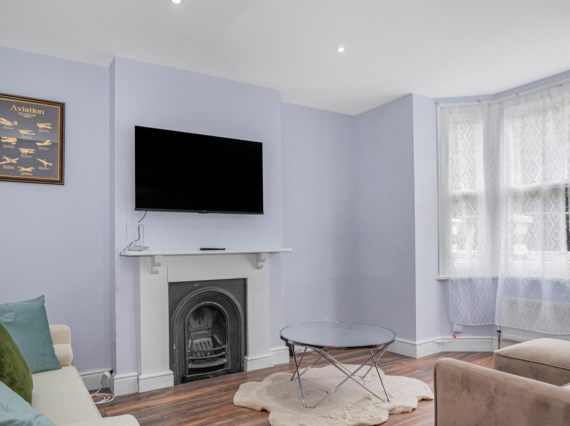 Luxe 5 Beds House, Essex Apartment