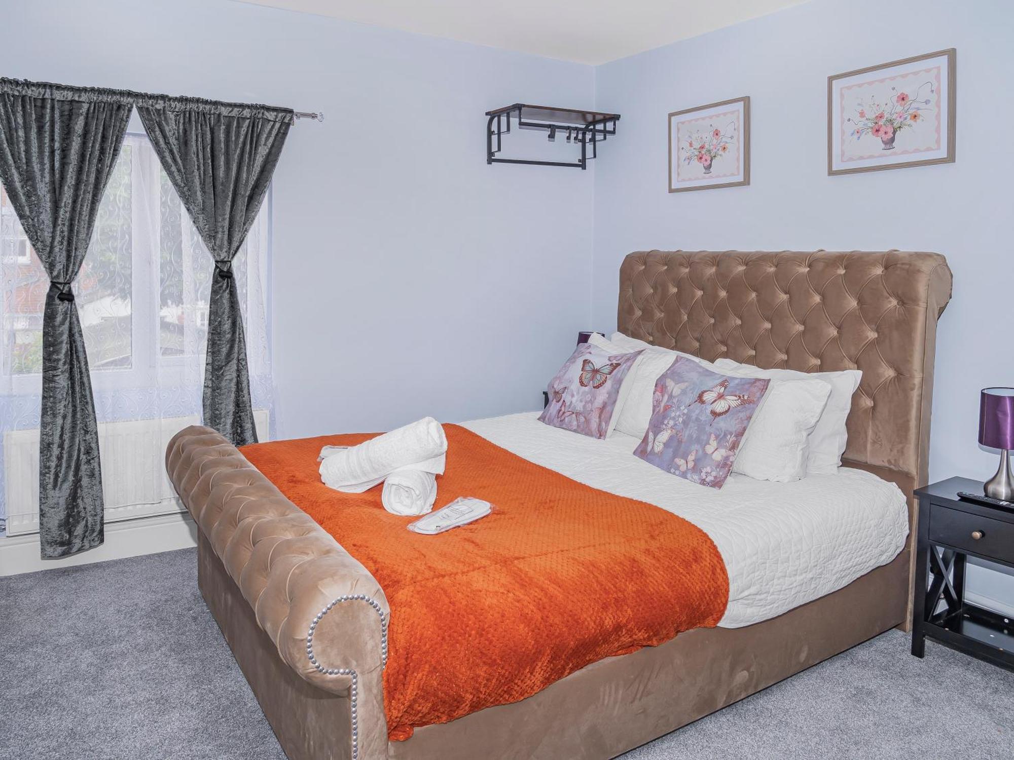 Luxe 5 Beds House, Essex Apartment *