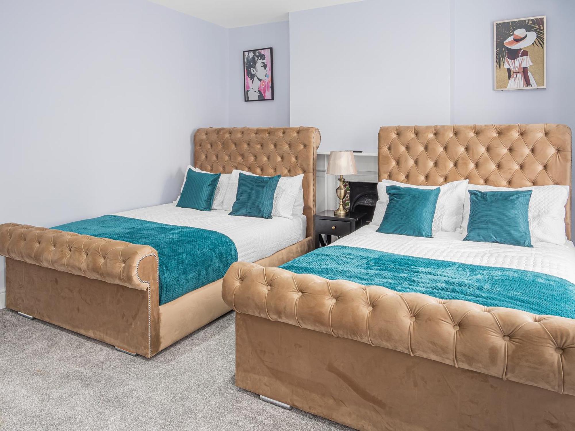 Luxe 5 Beds House, Essex Colchester