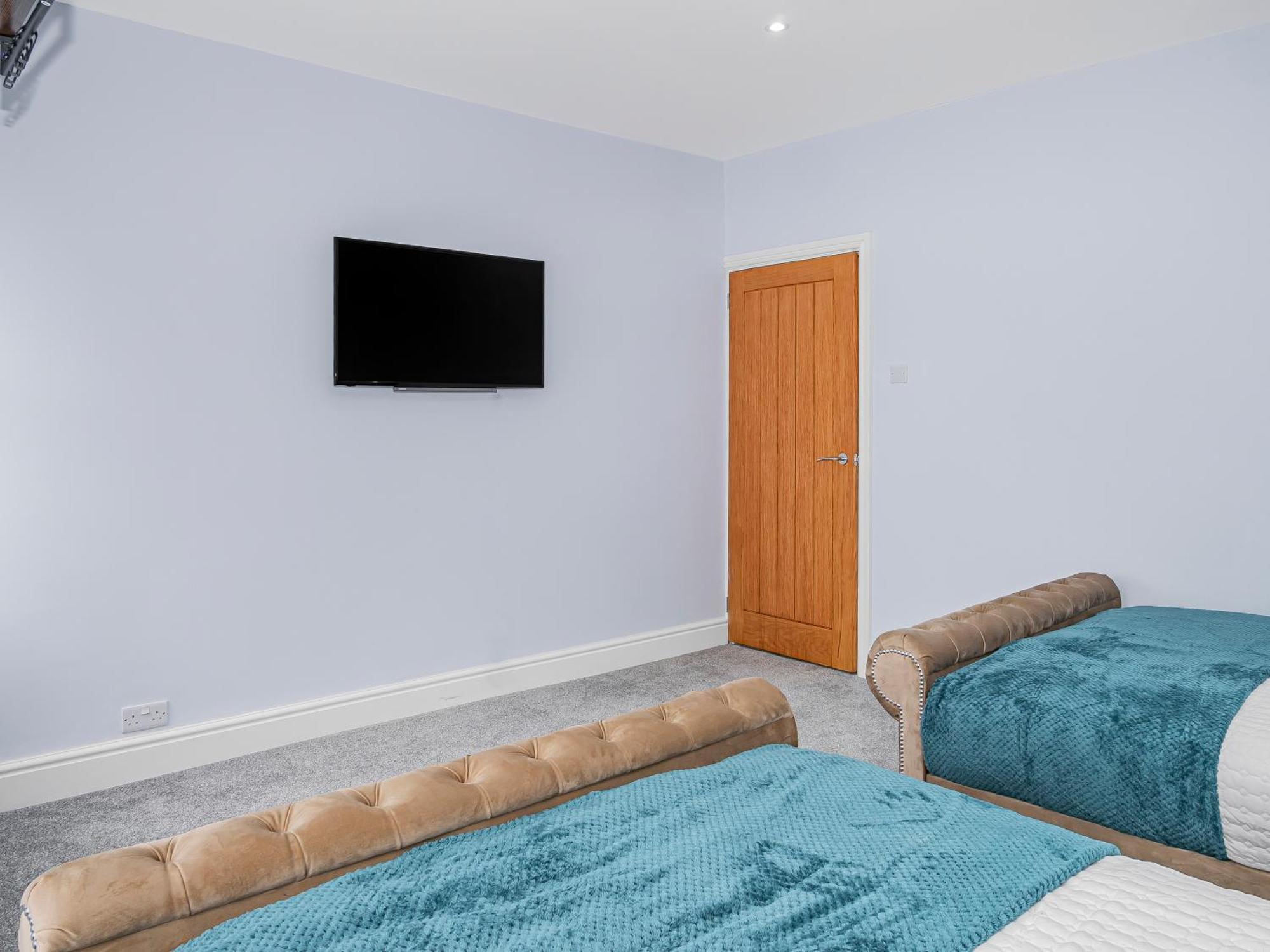 Luxe 5 Beds House, Essex Apartment