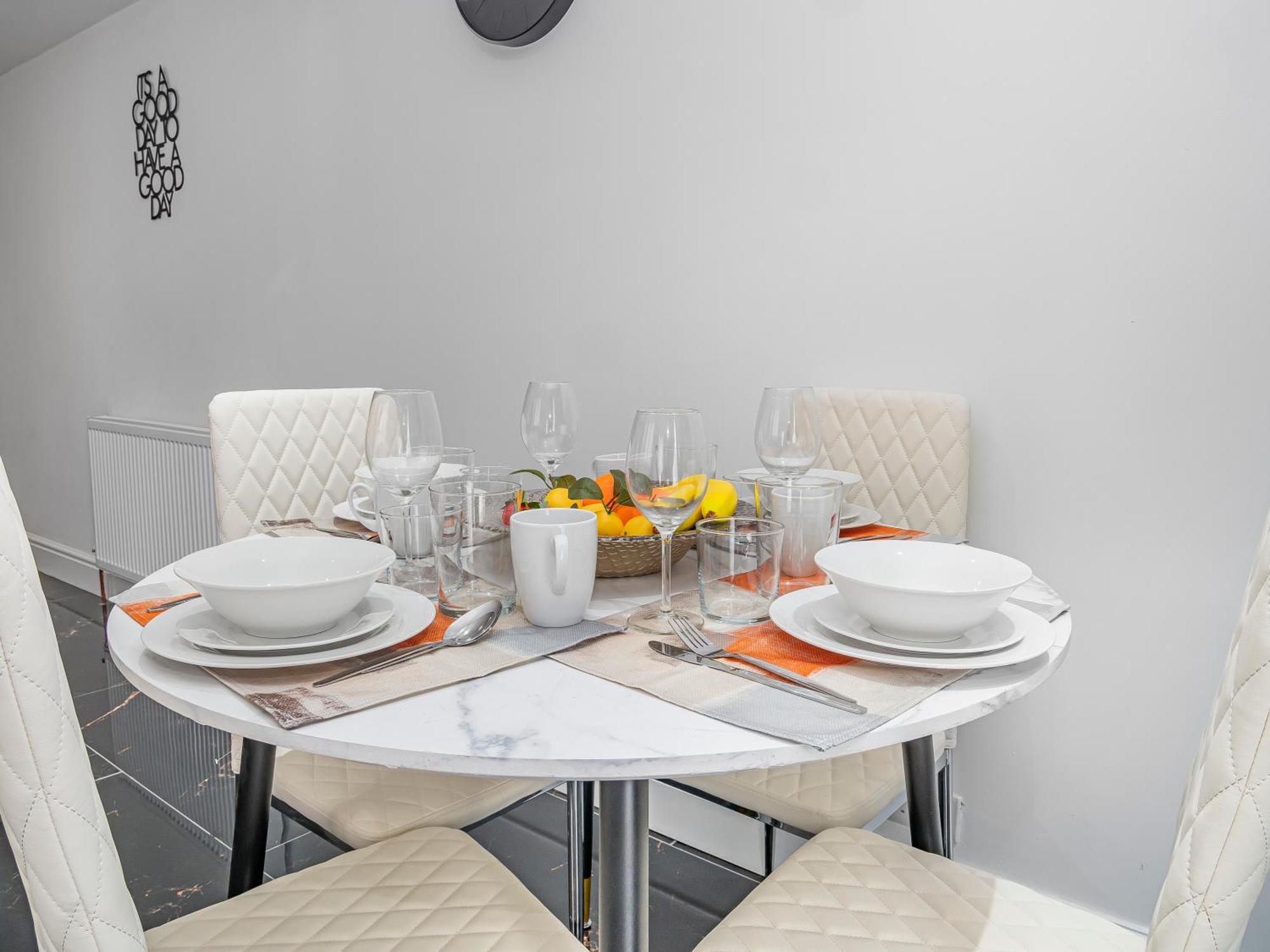 Luxe 5 Beds House, Essex Apartment *
