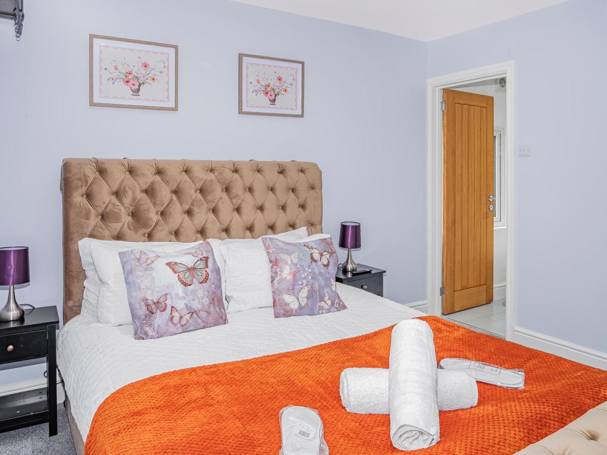 Luxe 5 Beds House, Essex Apartment
