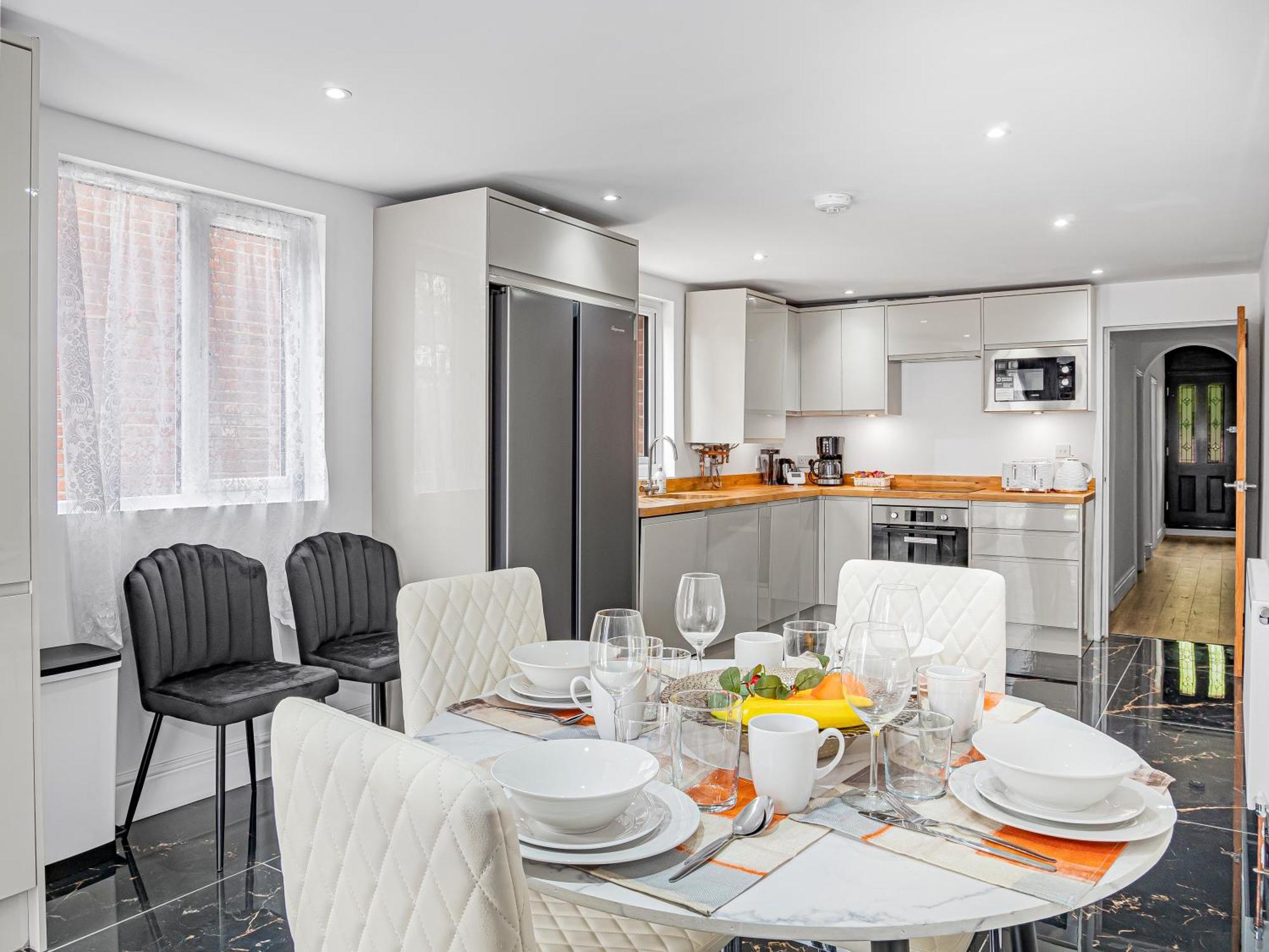 Luxe 5 Beds House, Essex Colchester