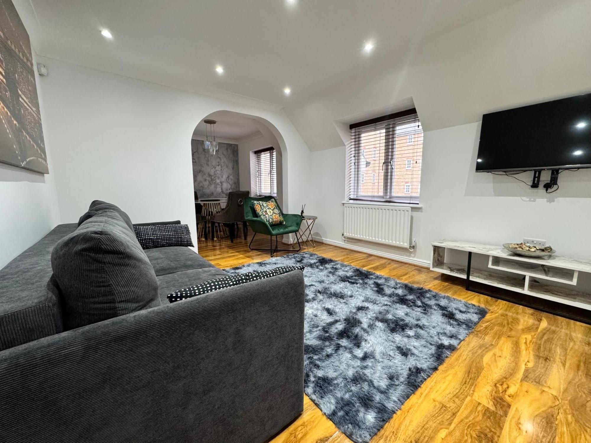 A Luxurious Coach House Apartment *